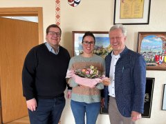Eva Plankl mit Ersten Bürgermeister Rudolf Leitmannstetter und Philipp Brück (Kämmerei)